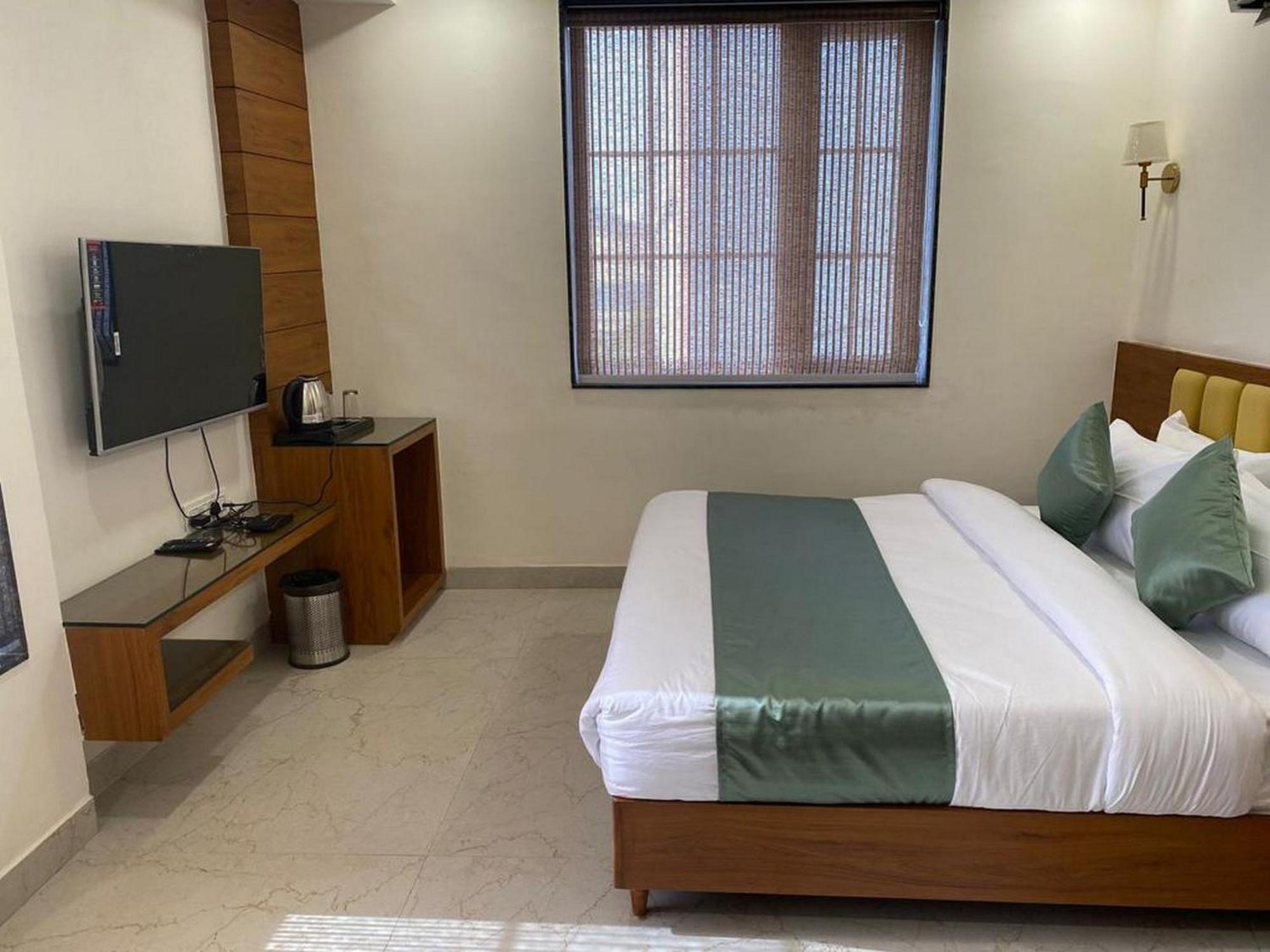 Hotel Eleven Heights Bhopal Eksteriør billede