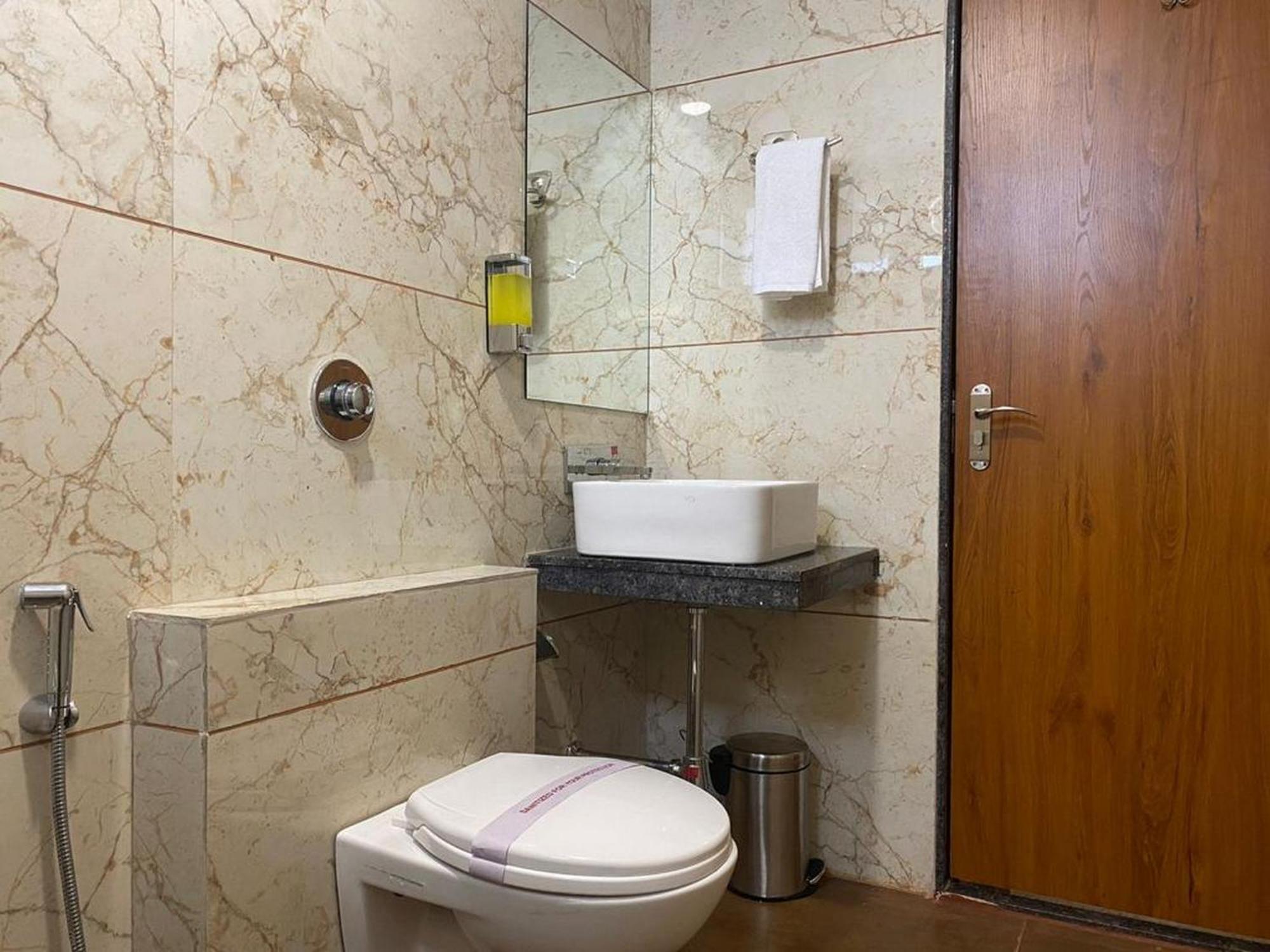 Hotel Eleven Heights Bhopal Eksteriør billede