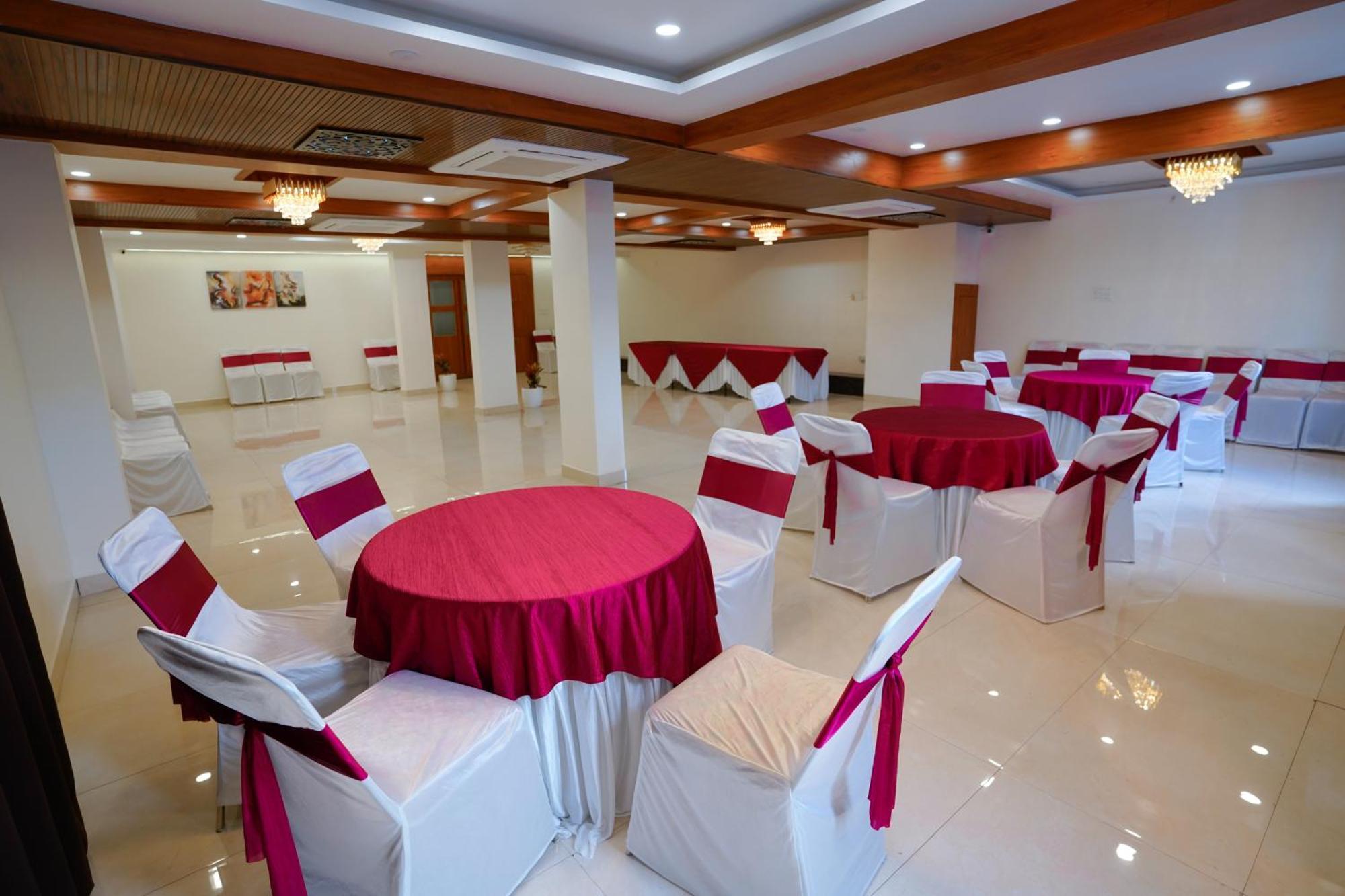 Hotel Eleven Heights Bhopal Eksteriør billede