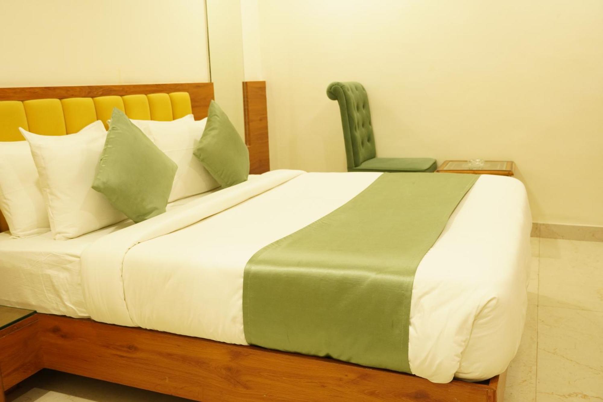 Hotel Eleven Heights Bhopal Eksteriør billede