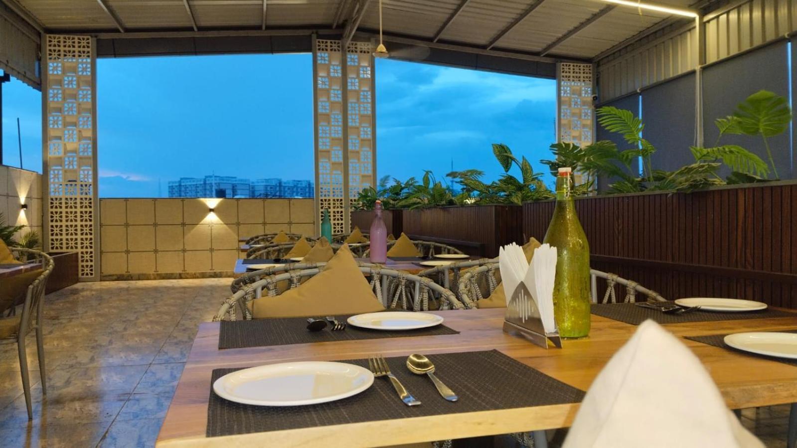 Hotel Eleven Heights Bhopal Eksteriør billede